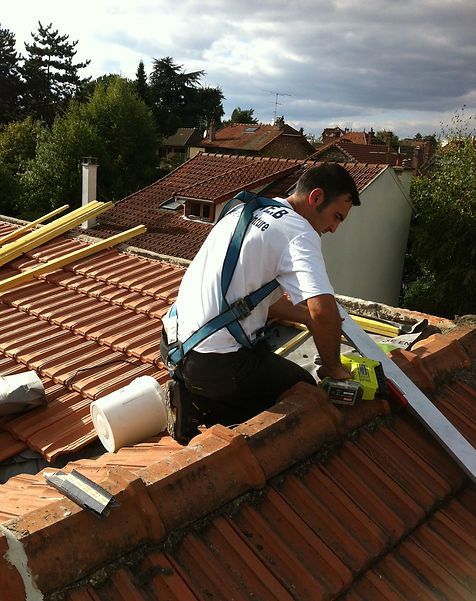 Auguste.B en train de rénover une toiture