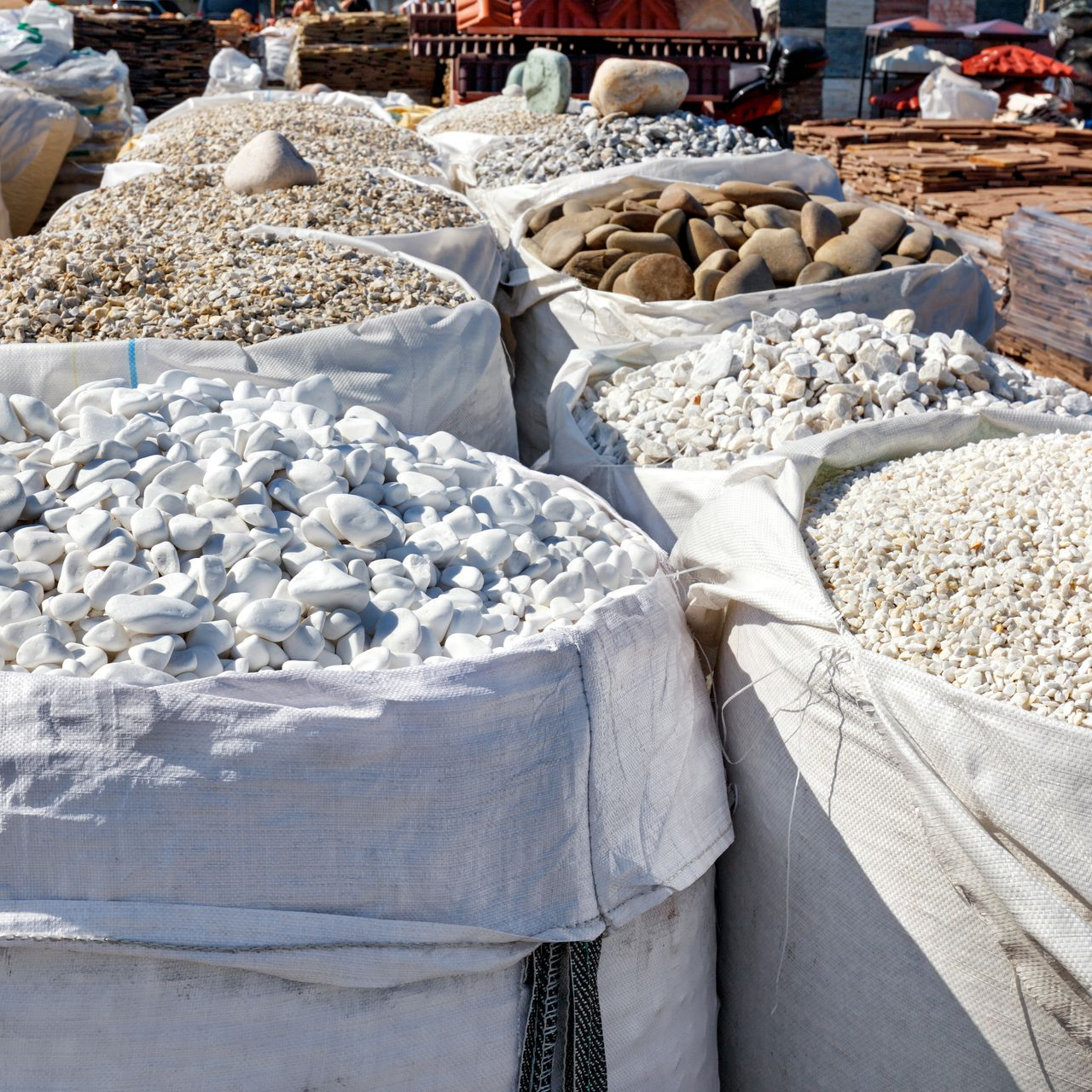 Sacs de roches et de pierres de couleurs et de textures variées.