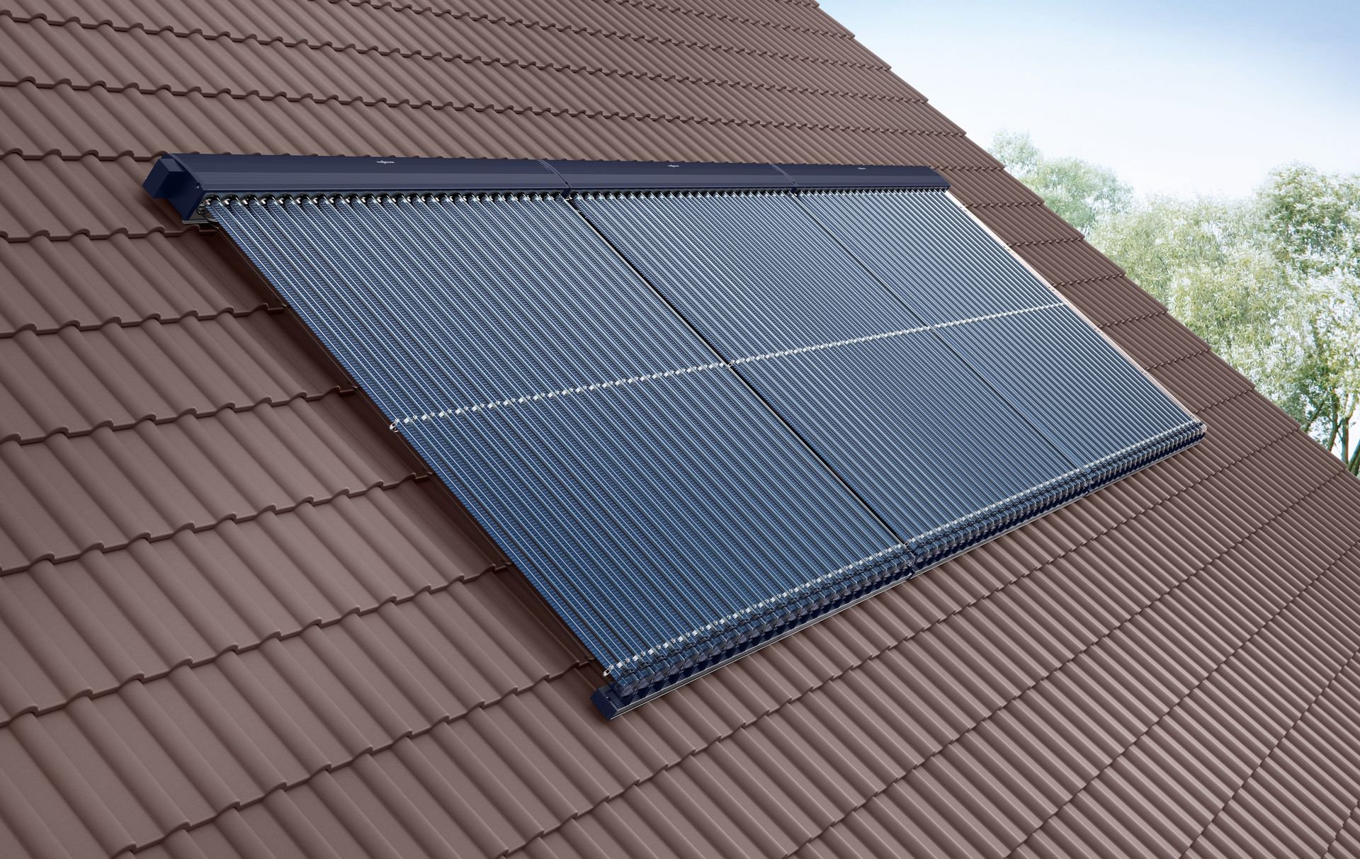 Person inspiziert Solarpaneele mit einer Wärmebildkamera; grüne Weste, weisser Helm.