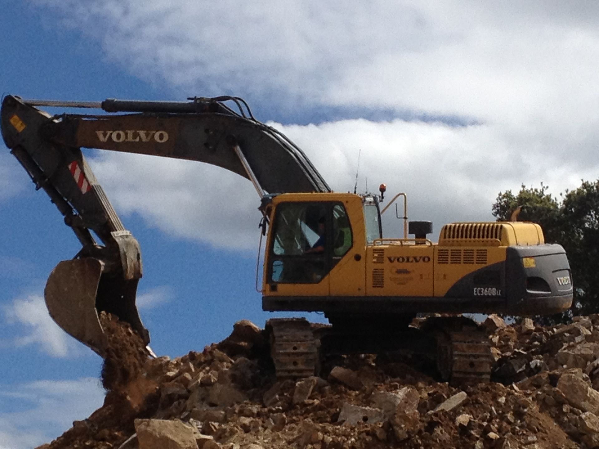 Un almacén lleno de mucha maquinaria y una cinta transportadora.