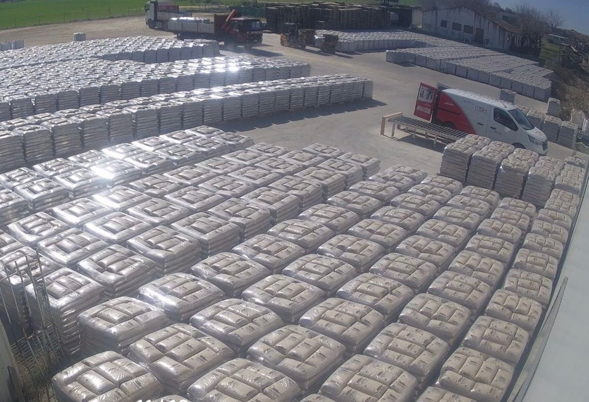 Una excavadora amarilla está cavando en un montón de tierra.