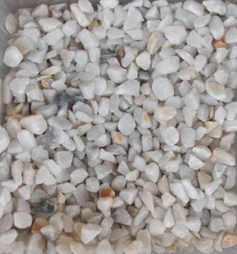 Un montón de rocas blancas con algunas marrones