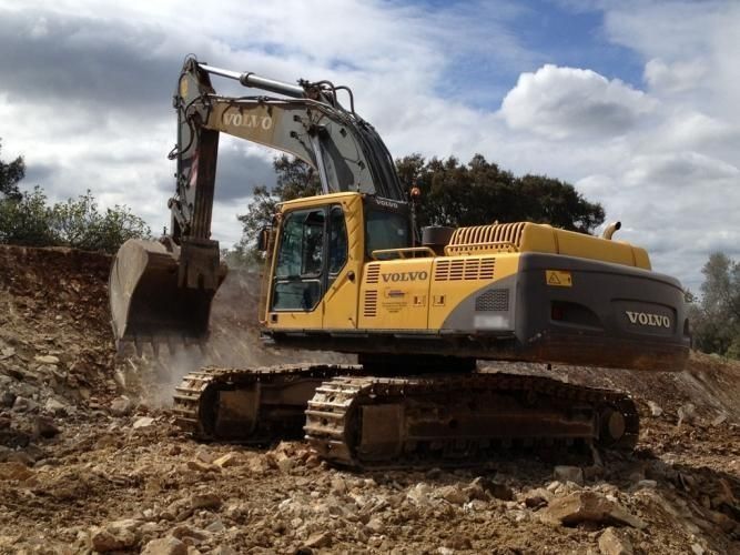 Una excavadora Volvo está trabajando en una ladera rocosa