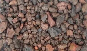 Una pila de rocas colocadas una encima de otra sobre una mesa.