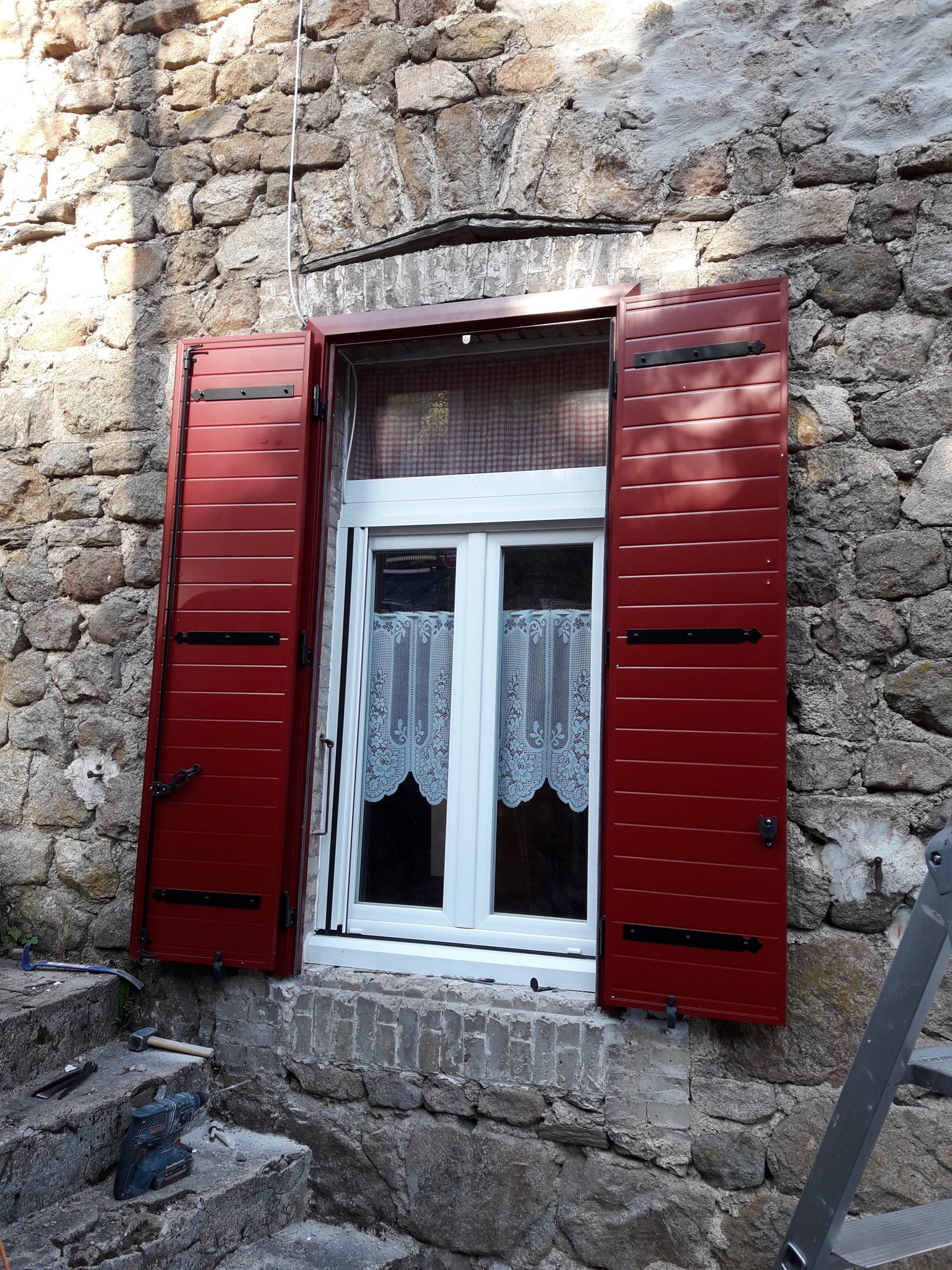Des volets rouges