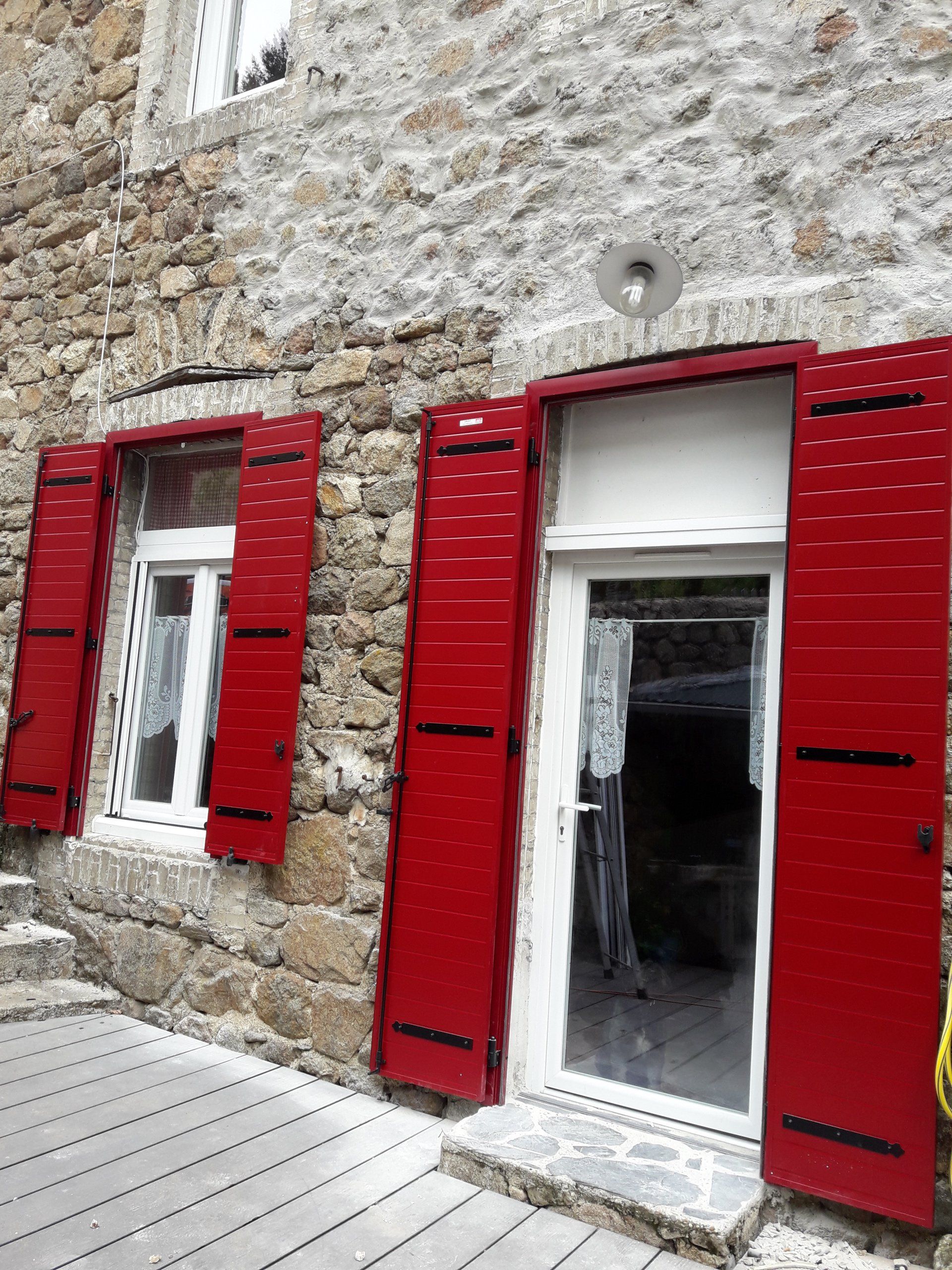 Deux paires de volets rouges