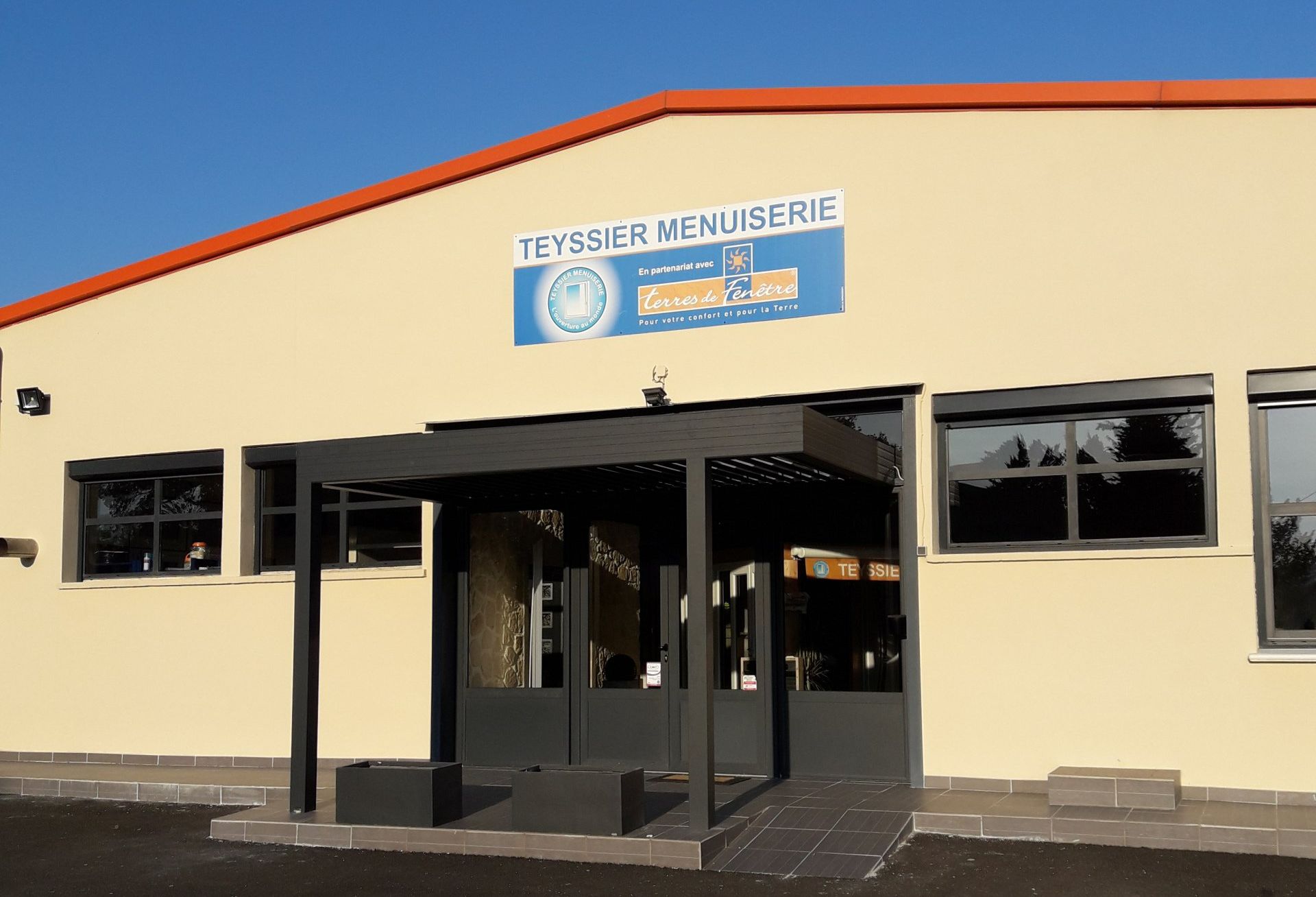 Devanture de la menuiserie