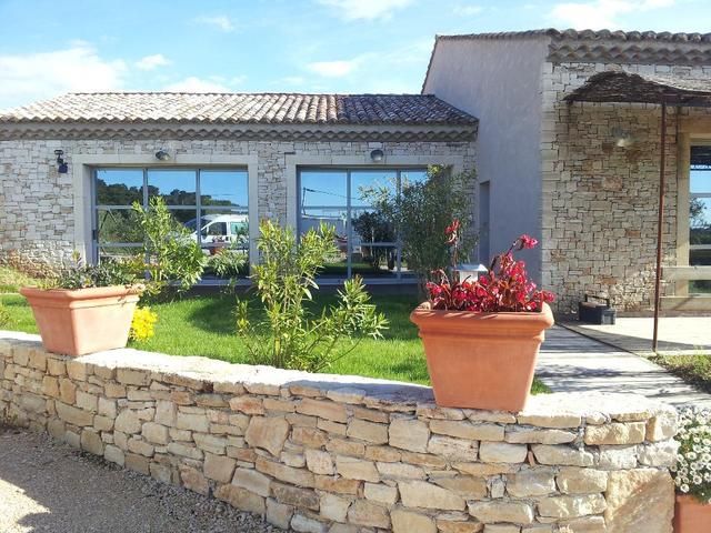 Un jardin et une maison avec des baies vitrées