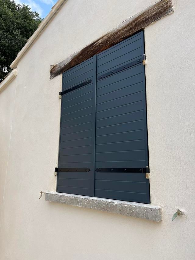 Des volets noirs