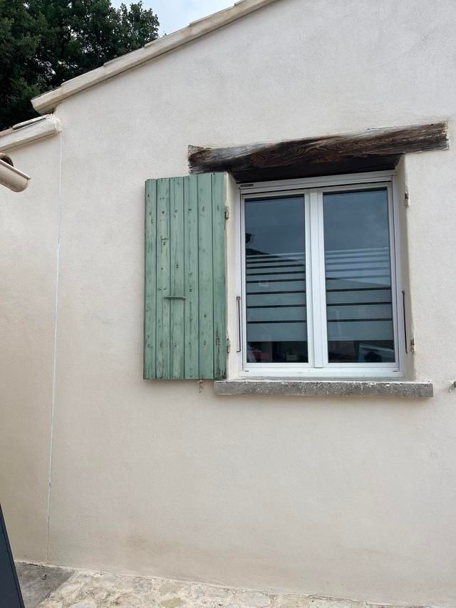 Maison avec volets battants en bois