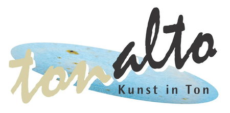 Stilisiertes Logo mit der Aufschrift „tonalto“ und darunter „Kunst in Ton“ auf hellblauem, ovalem Hintergrund