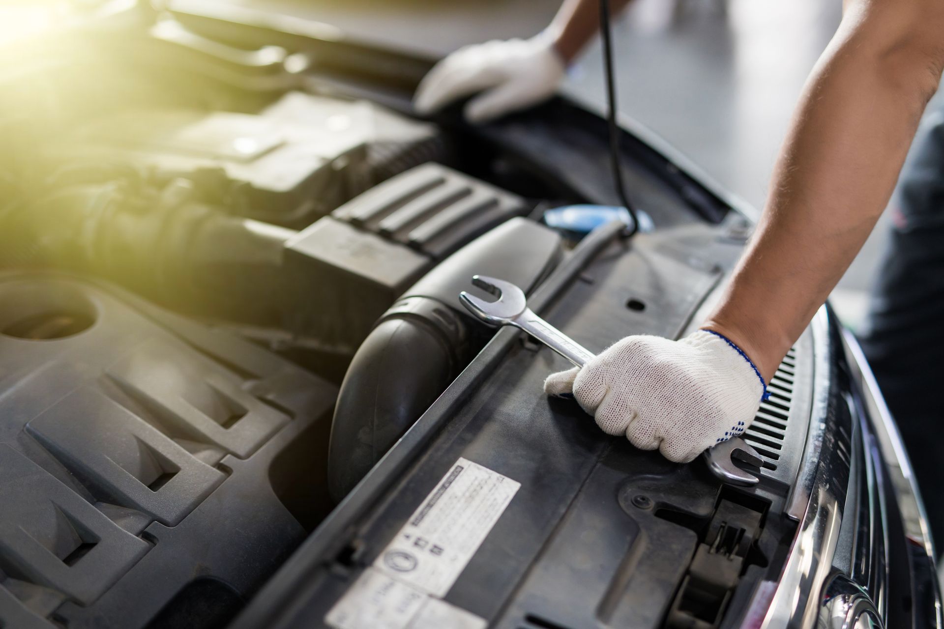 Personne qui répare la partie sous le capot d'une voiture