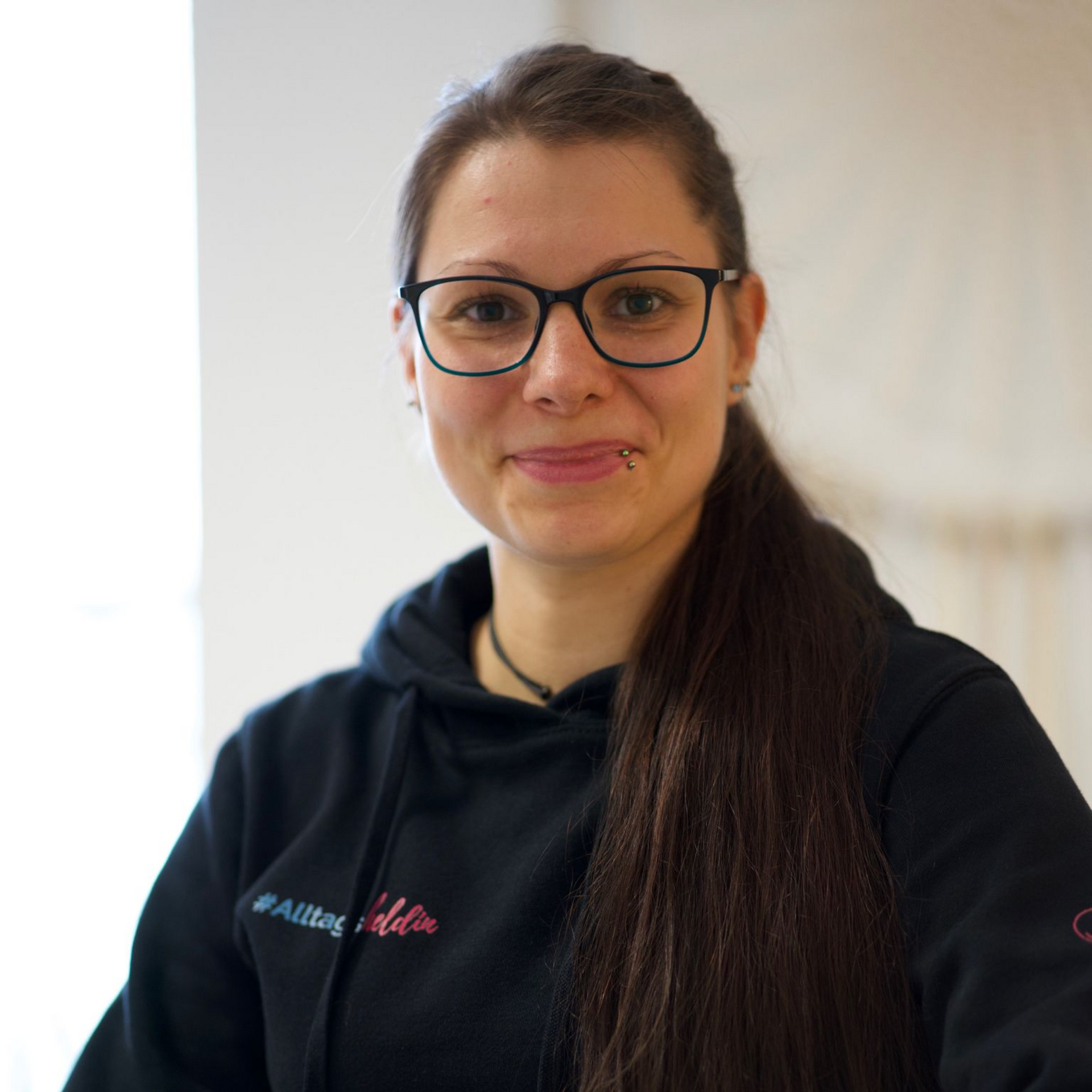 Frau steht vor Bergkulisse