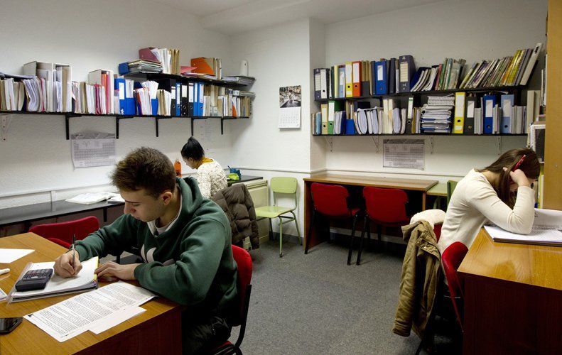 Un hombre y una mujer están estudiando en una biblioteca.
