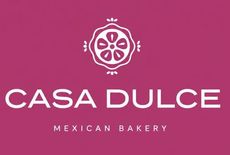 Logotipo de la panader&iacute;a mexicana Casa Dulce sobre un fondo magenta con texto blanco y emblema floral.