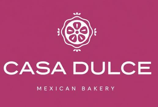 Logotipo de la panader&iacute;a mexicana Casa Dulce sobre un fondo magenta con texto blanco y emblema floral.