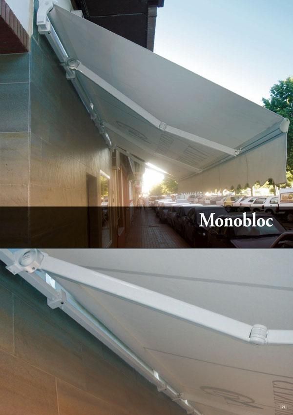 Un toldo blanco está en el costado de un edificio.