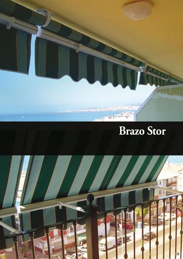 Un toldo de rayas verdes y blancas en un balcón con vista al océano.