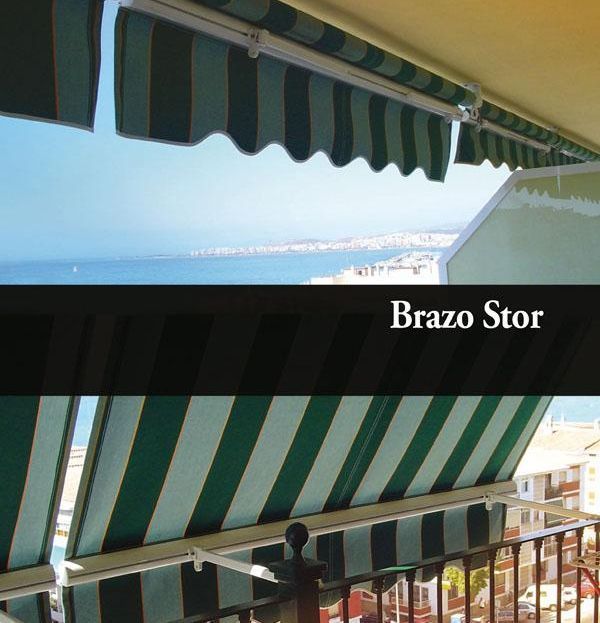 Un balcón con un toldo de rayas verdes y blancas que dice brazo stor