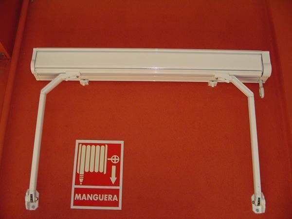 Una pared roja con un cartel que dice manguera