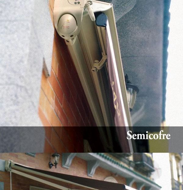 Una imagen de un toldo semicofre en un edificio de ladrillo.