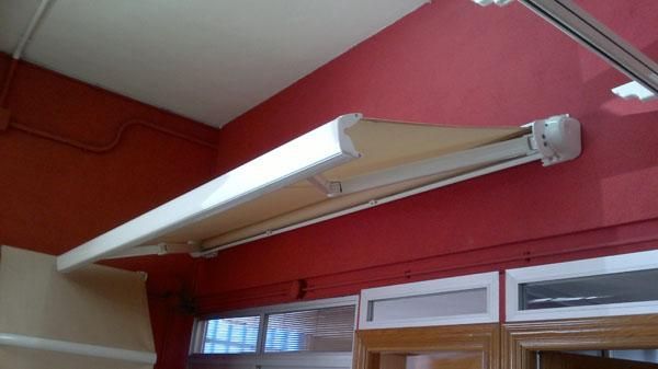 Un toldo blanco cuelga del techo de una habitación.
