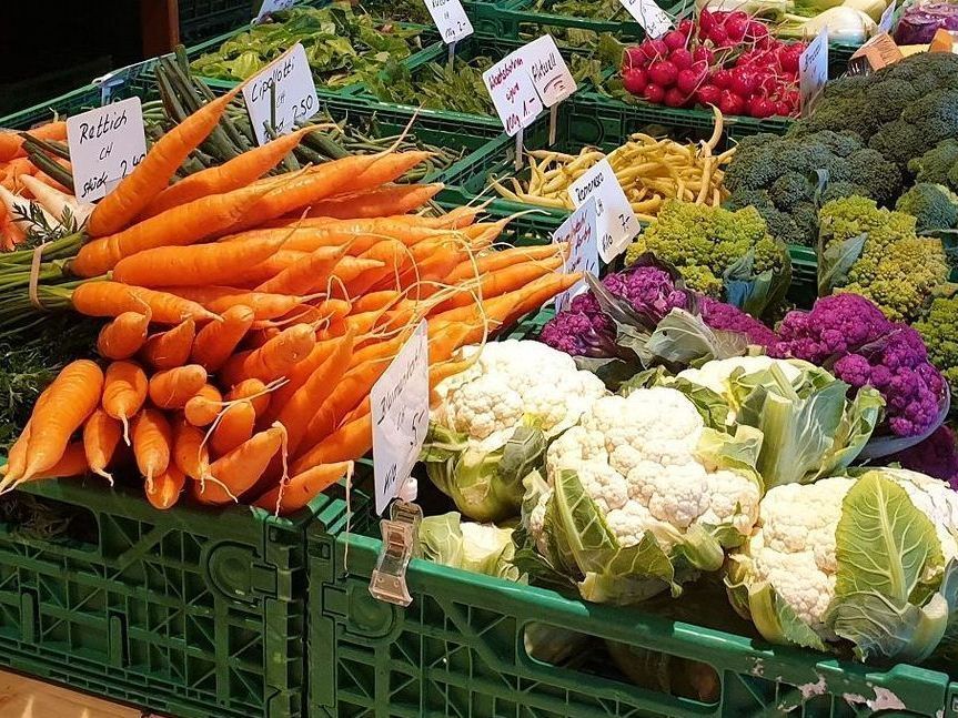 Korb mit Gemüse von der Grimm Obst & Gemüse AG