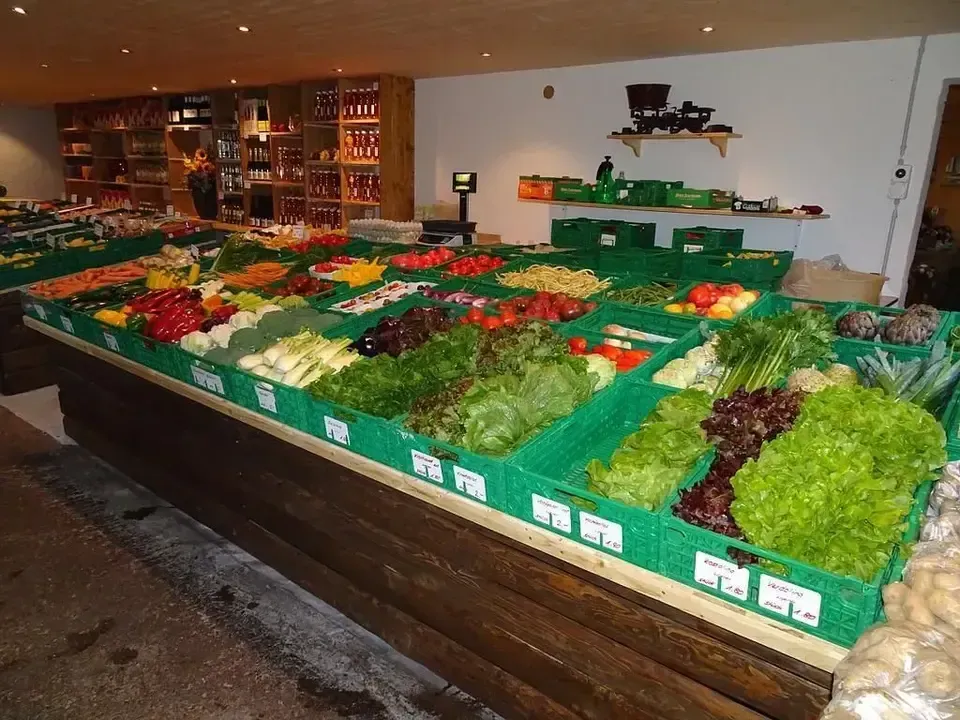 Obst und Gemüse in Kisten im Hofladen von der Grimm Obst & Gemüse AG