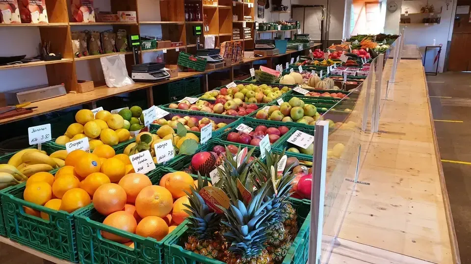 Obst und Gemüse in Kisten im Hofladen von der Grimm Obst & Gemüse AG