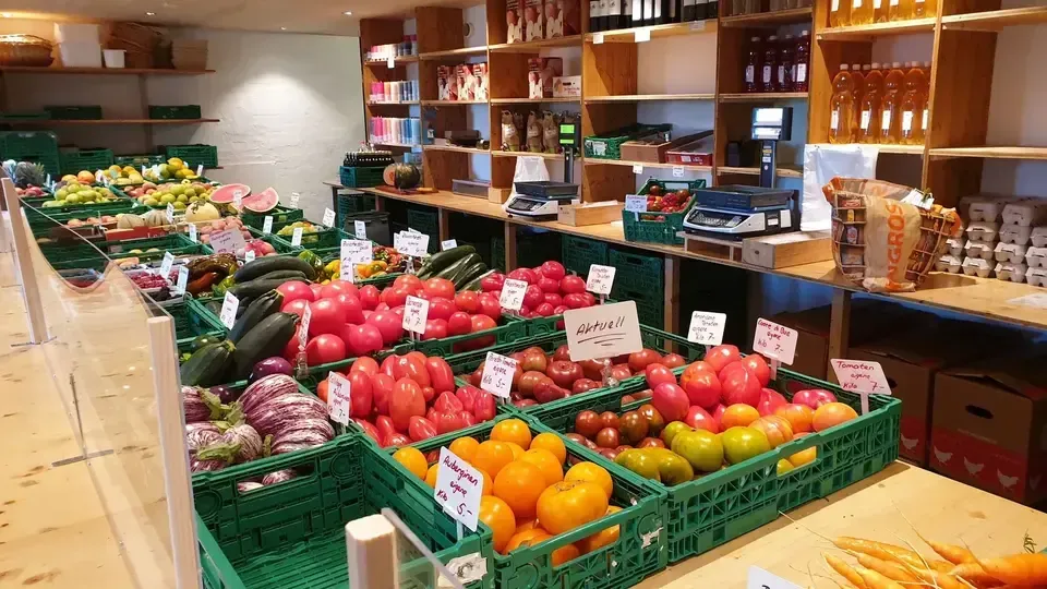 Obst und Gemüse in Kisten im Hofladen von der Grimm Obst & Gemüse AG