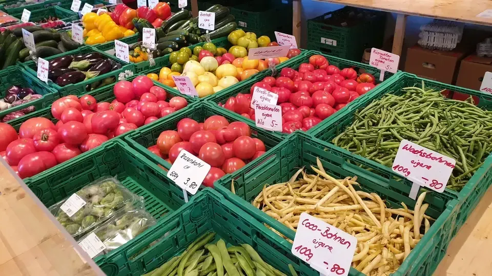 Obst und Gemüse in Kisten im Hofladen von der Grimm Obst & Gemüse AG