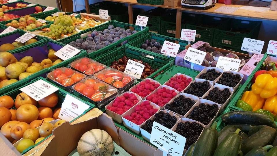 Obst und Gemüse in Kisten im Hofladen von der Grimm Obst & Gemüse AG