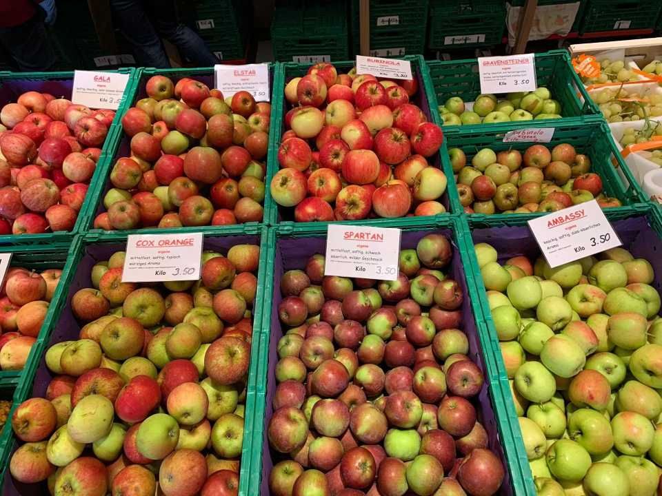 Obst und Gemüse in Kisten im Hofladen von der Grimm Obst & Gemüse AG