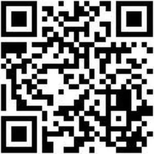 Un sándwich y un café en la mesa de una terraza. El sándwich lleva carne y patatas fritas.