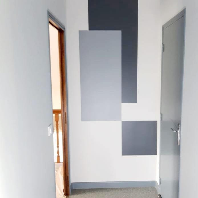 Couloir de maison avec motifs peints