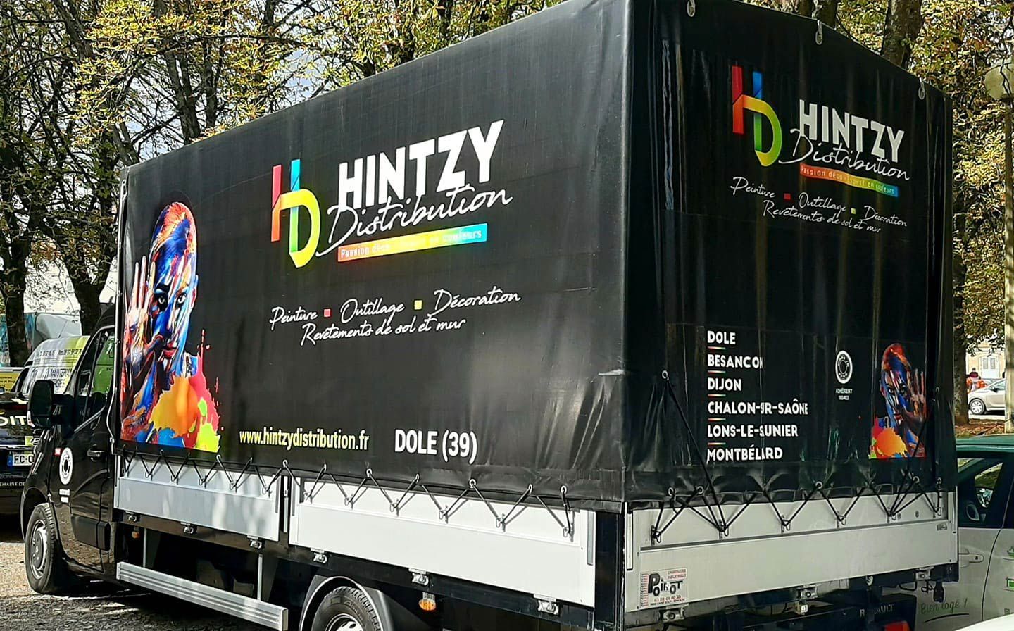 Le camion à l'effigie de l'enseigne Hintzy Distribution