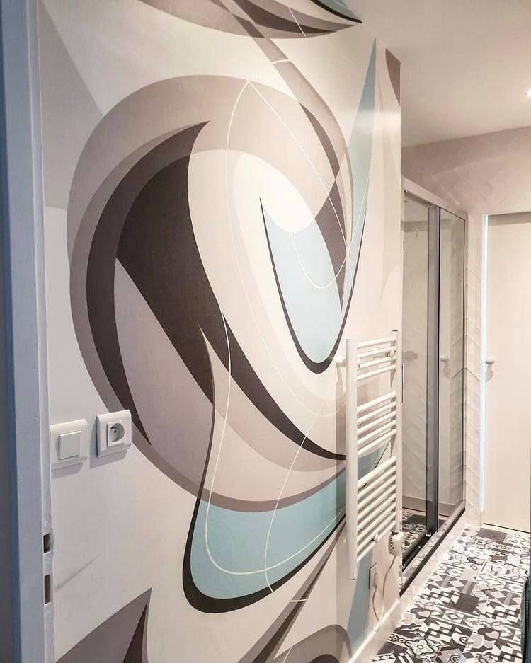 Une salle d'eau avec un pan de mur au papier peint personnalisé
