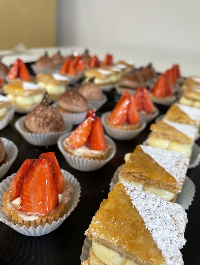 Un bouquet de desserts sur une table avec des fraises dessus