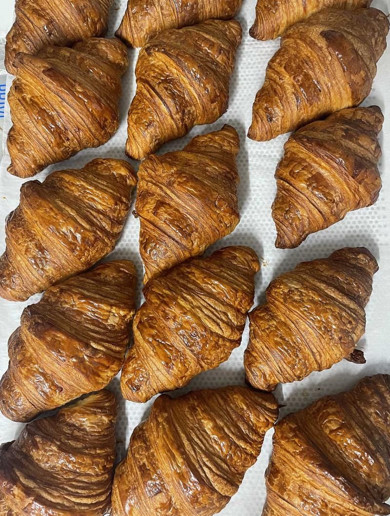 Un tas de croissants sont posés les uns sur les autres sur une table.