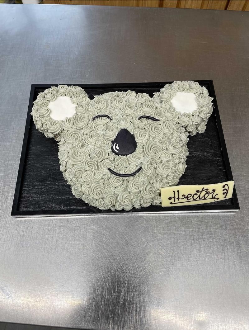 Un gâteau en forme de koala est sur une table.