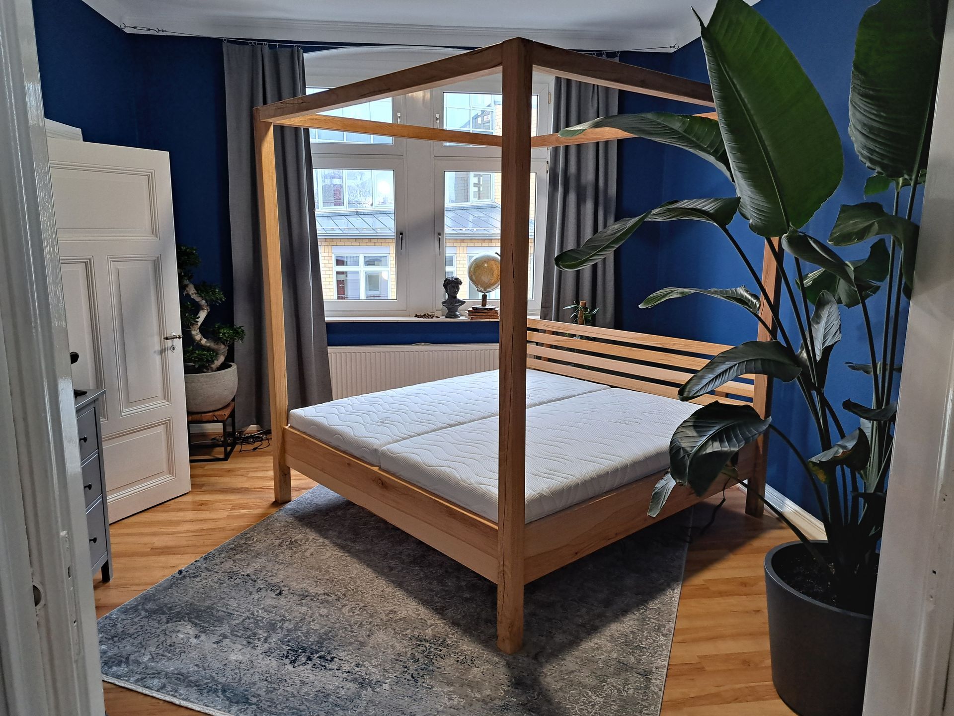 Bettgestell mit Hochpfosten für Himmelbett