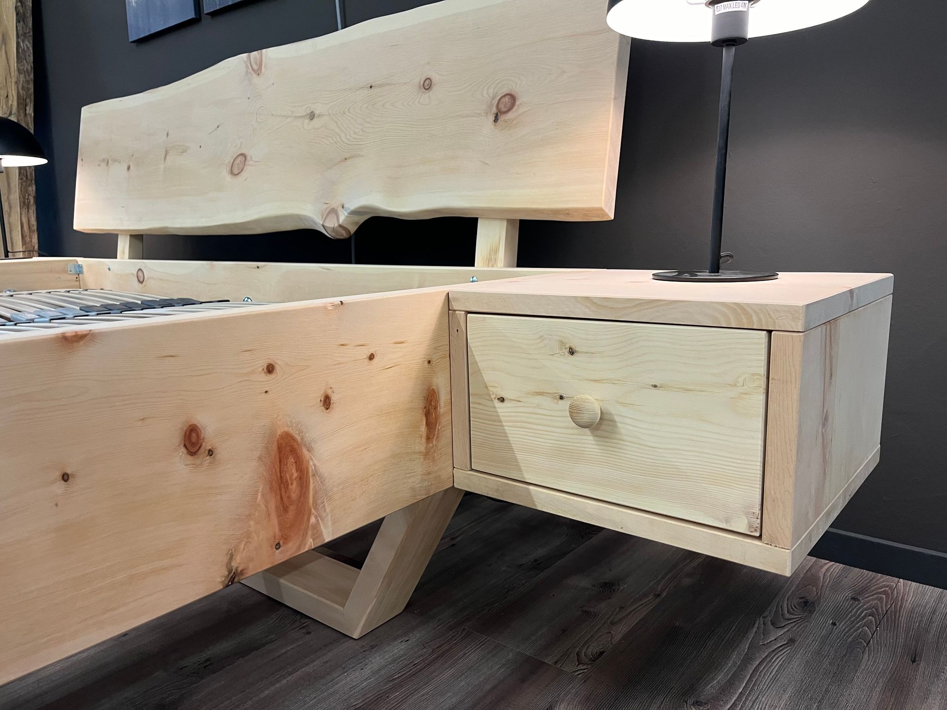 Holzsitzbank im Esszimmer mit Rückenlehne und gepolsterten Sitzen in braunem Leder mit passendem Esstisch