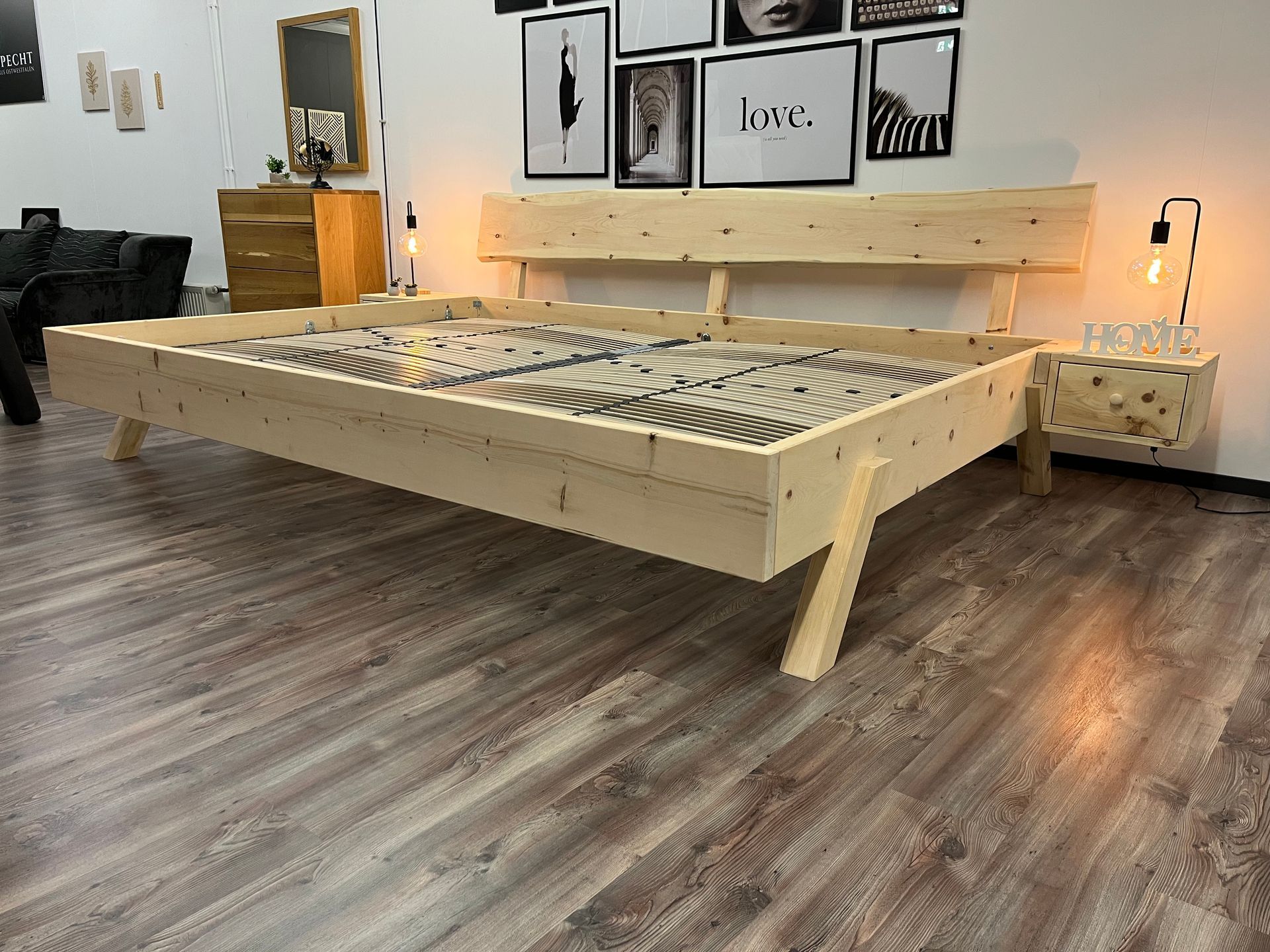 Familienbett 280x200cm Zirbe mit schrägen Blockfüßen und Nachtkonsolen