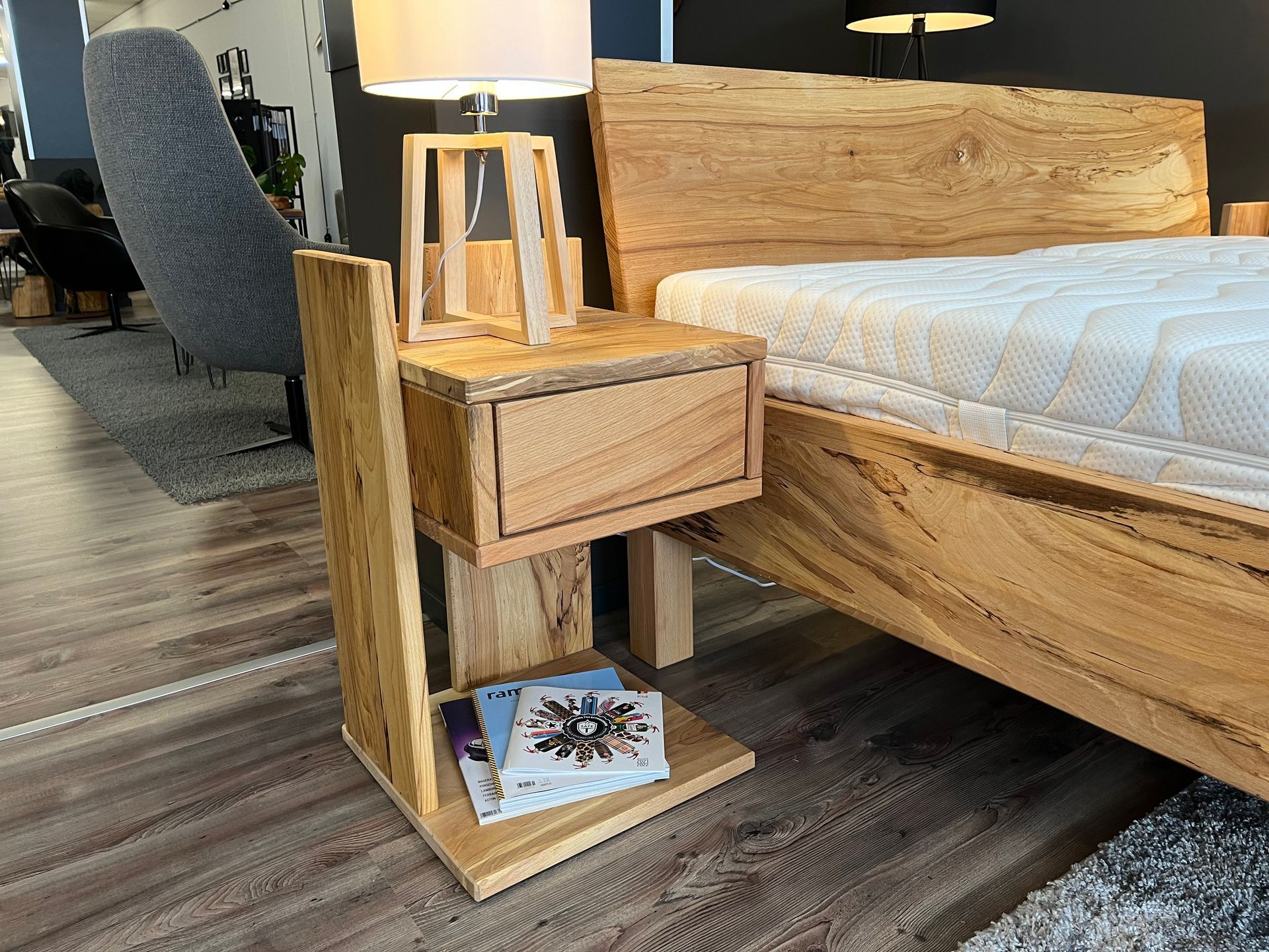 Raumteiler mit verstecktem Stauraum aus Holz