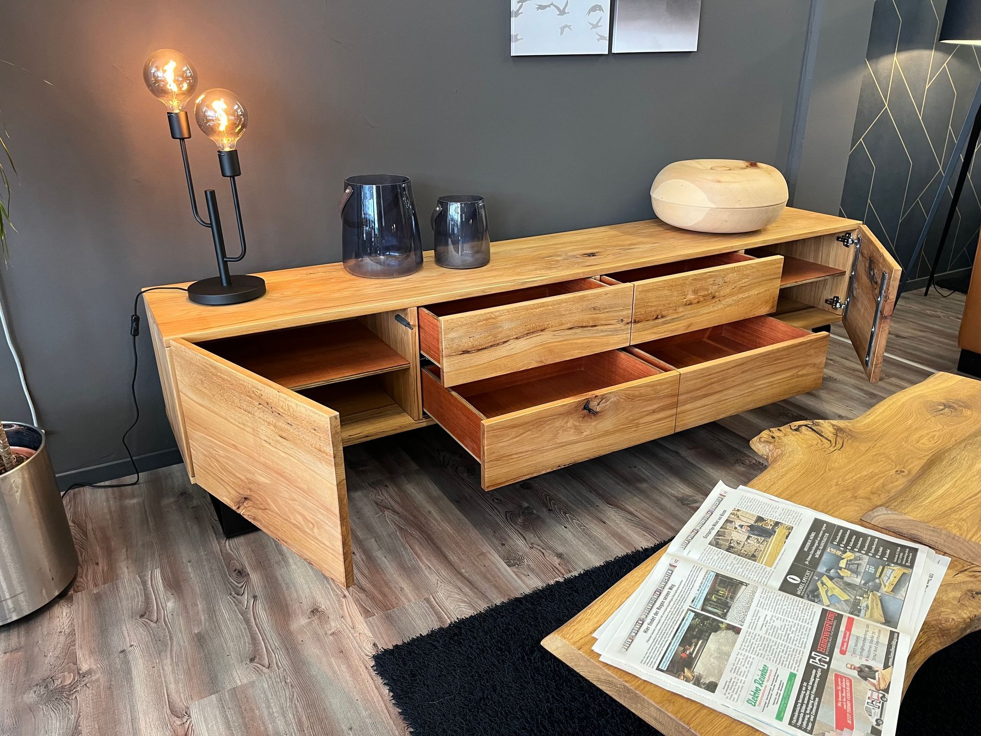 Holzsitzbank im Esszimmer mit Rückenlehne und gepolsterten Sitzen in braunem Leder