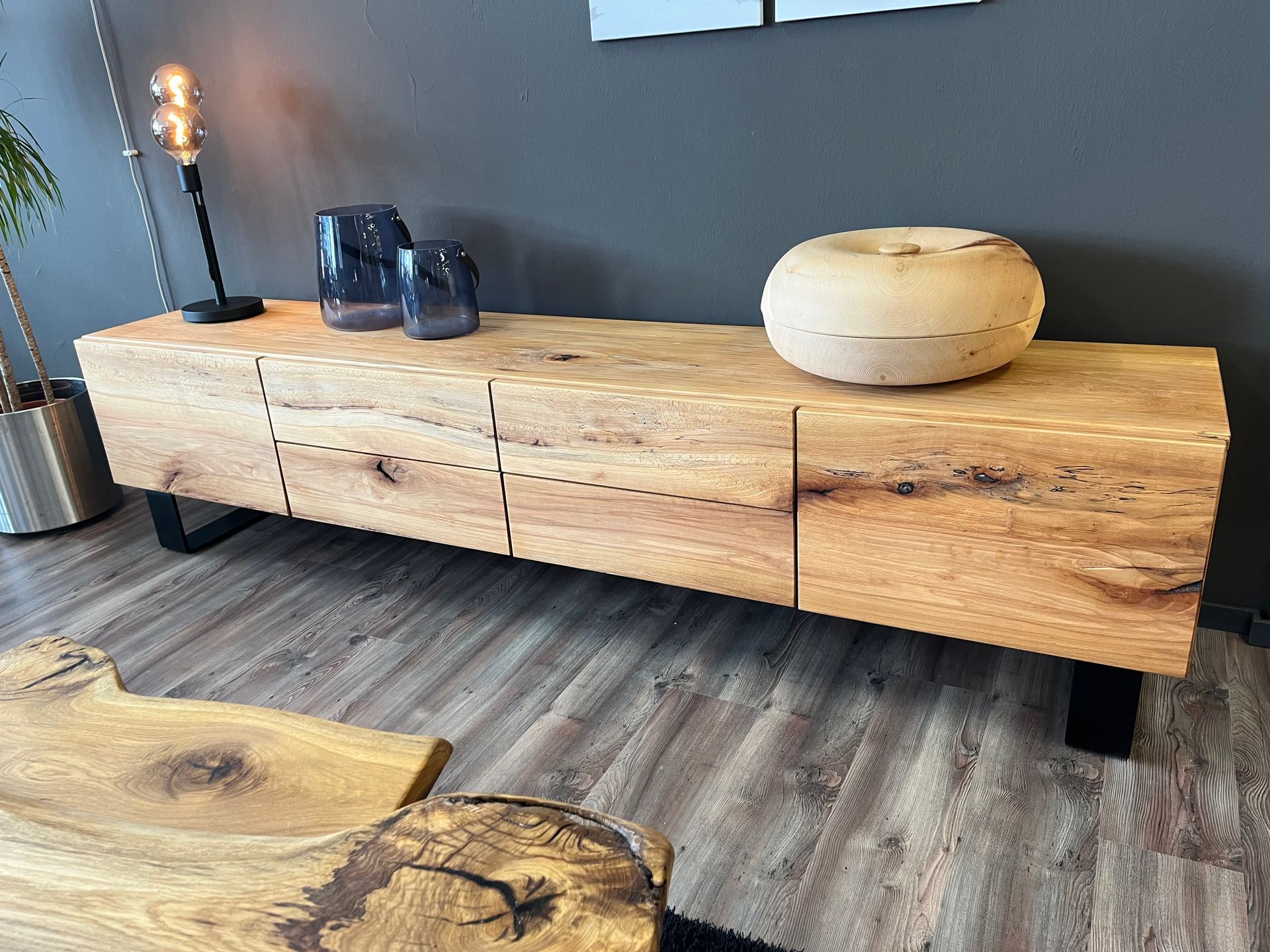 Maßgefertigte Raumteiler und Regalwand mit Schränken nach Kundenwunsch