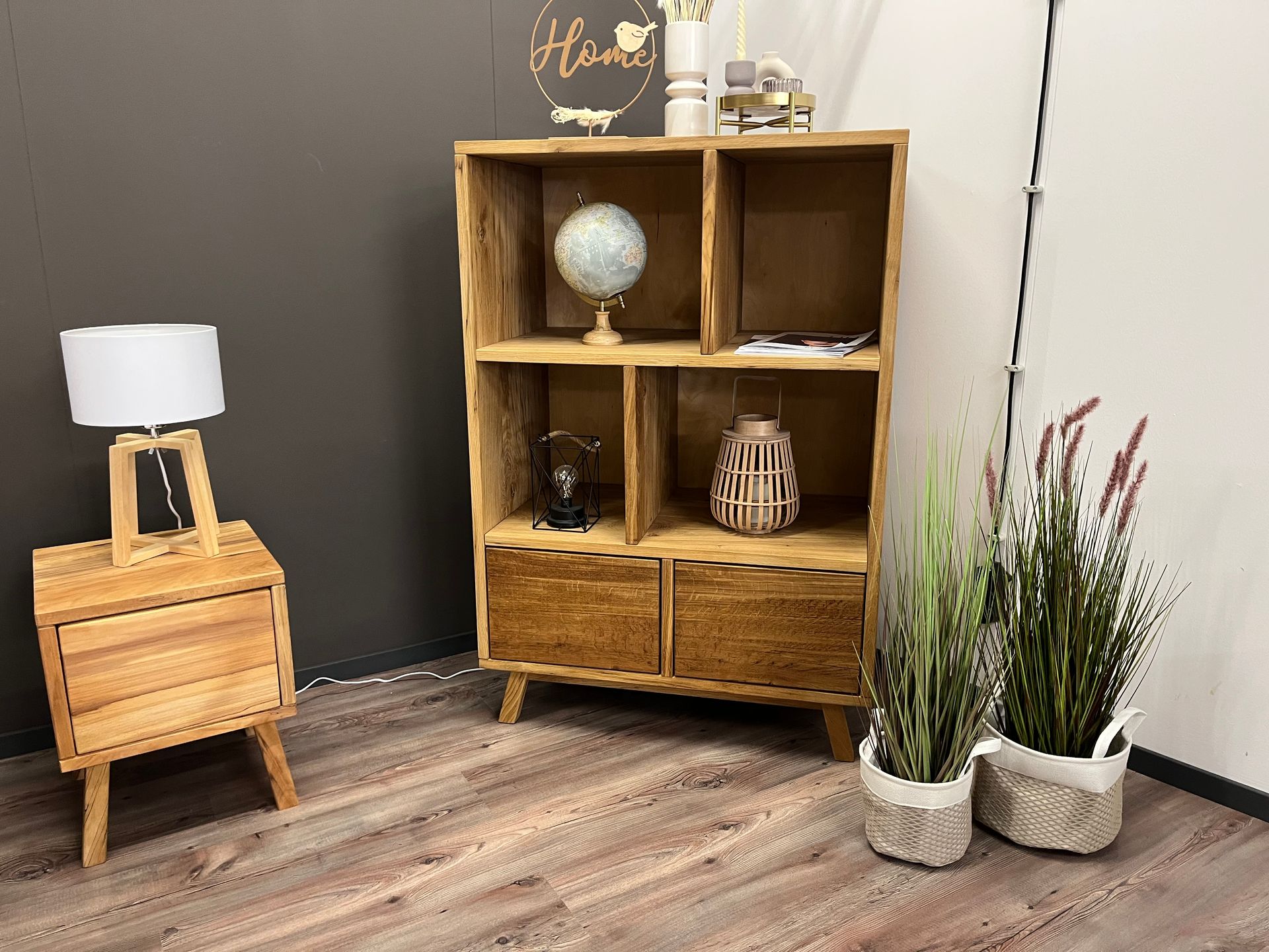 Maßgefertigte Raumteiler und Regalwand nach Kundenwunsch