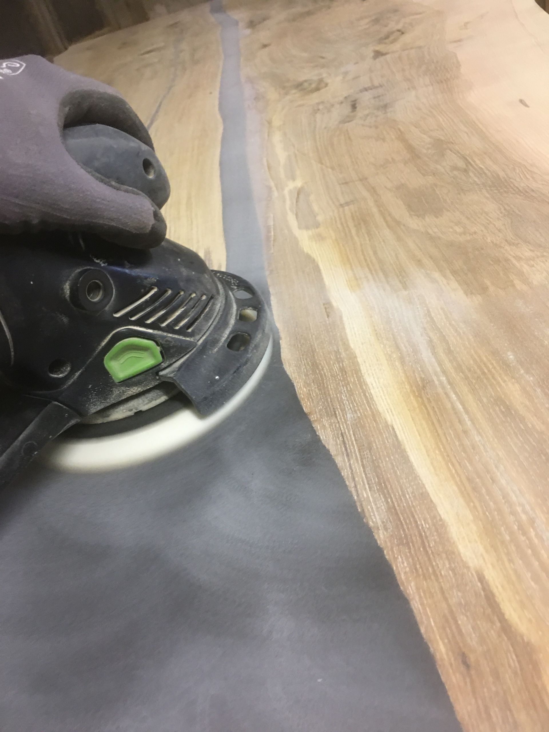 Schleifen und Beizen von Massivholztischen mit Epoxidharz