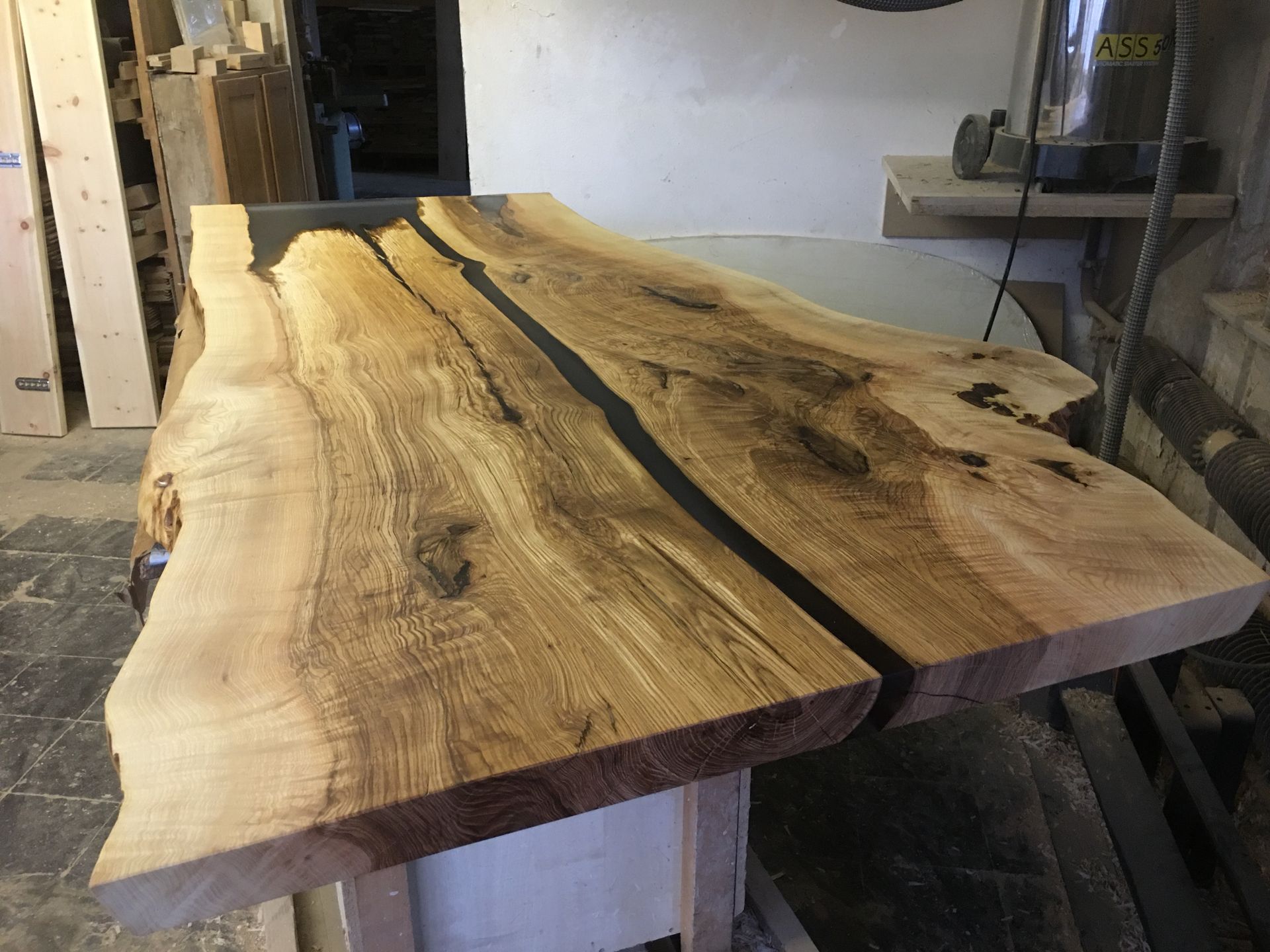 Herstellung eines Naturholztisches mit Epoxidharz