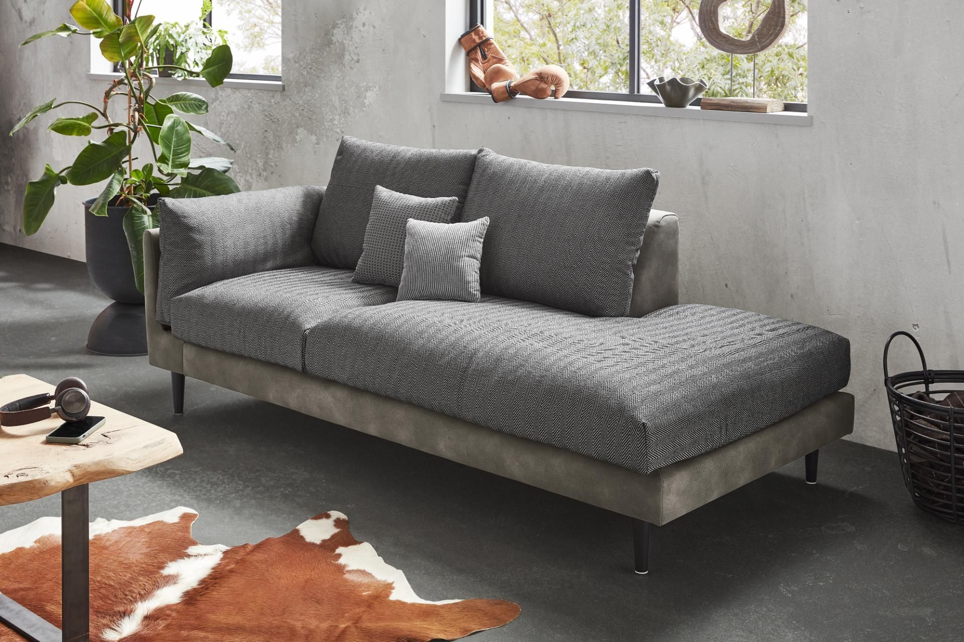 Kleine Couch mit grauem Stoff bezogen mit Metallfüßen